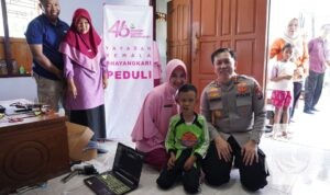 Kapolres Bojonegoro AKBP Afrian Satya Permadi didampingi Ketua PYKB Ny. Dita Afrian sambangi Daffa Ardian Pratama