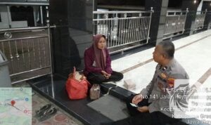 Polsek Kedamean bantu warga Tuban terlantar