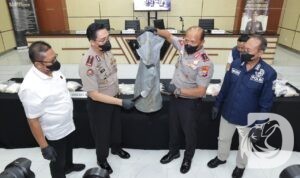 Kapolda Jatim Irjen Pol Nanang Avianto tunjukkan barang bukti