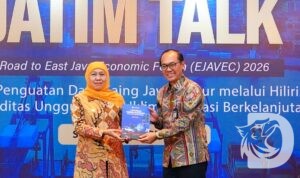 BI Jatim juga menyerahkan buku LPP kepada Gubernur Jatim