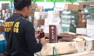 Bea Cukai Tanjung Perak melakukan pemeriksaan mendalam, miras, kosmetik dan sparepart