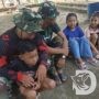 Hangatnya Kebersamaan Satgas TMMD ke-128 bersama Anak Desa Gresik