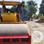 ‎Satgas TMMD bersama Warga Siap Aspal Desa Slempit