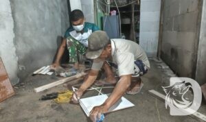 Satgas TMMD bersama warga garap rumah bu Eka Irawati
