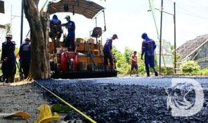 Pengaspalan di Desa Slempit