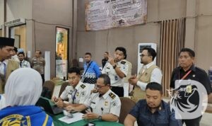 Kantor Imigrasi Kelas I Khusus TPI Surabaya, sedang melakukan pemeriksaan paspor