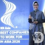 Direktur Human Capital PT Pegadaian, Tribuana Tunggadewi, menerima penghargaan dari HR Asia