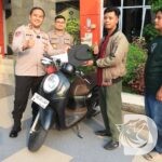 Kapolres Gresik AKBP Ramadhan Nasution kembalikan motor korban