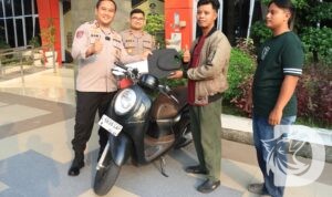 Kapolres Gresik AKBP Ramadhan Nasution kembalikan motor korban