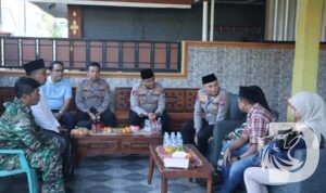 Wakapolda Jatim Brigjen Pol Dr Pasma Royce didampingi Kapolres Gresik AKBP Ramadhan Nasution saat takziah
