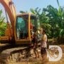 Polres Pelabuhan Tanjung Perak Gunakan Exavator Olah Lahan Pascapanen