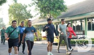 Danrem 084 Bhaskara Jaya Brigjen TNI Kohir saat olahraga bersama