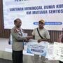 Kapolda Jatim dampingi Wamenhub Serahkan Santunan Korban KM Mutiara Sentosa II