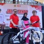 Kapolres Gresik AKBP Ramadhan Nasution serahkan hadiah ke pemenang jalan sehat