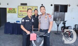 Kapolsek Cerme AKP Taufan Arif Nugroho tunjukkan barang bukti