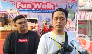Ketua Panitia Fun Walk Envio Store, juga Sipervisor Envio Store, Viki Teguh Nur Prasetyo didampingi HRD Envio Store, Rizon