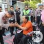 Jelang HUT Lalu Lintas Bhayangkara, Kapolres Gresik Bantu Ojol Korban Kecelakaan