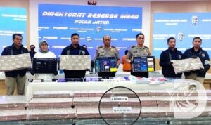 Ditressiber Polda Jatim menunjukkan barang bukti senilai Rp 81 Miliar
